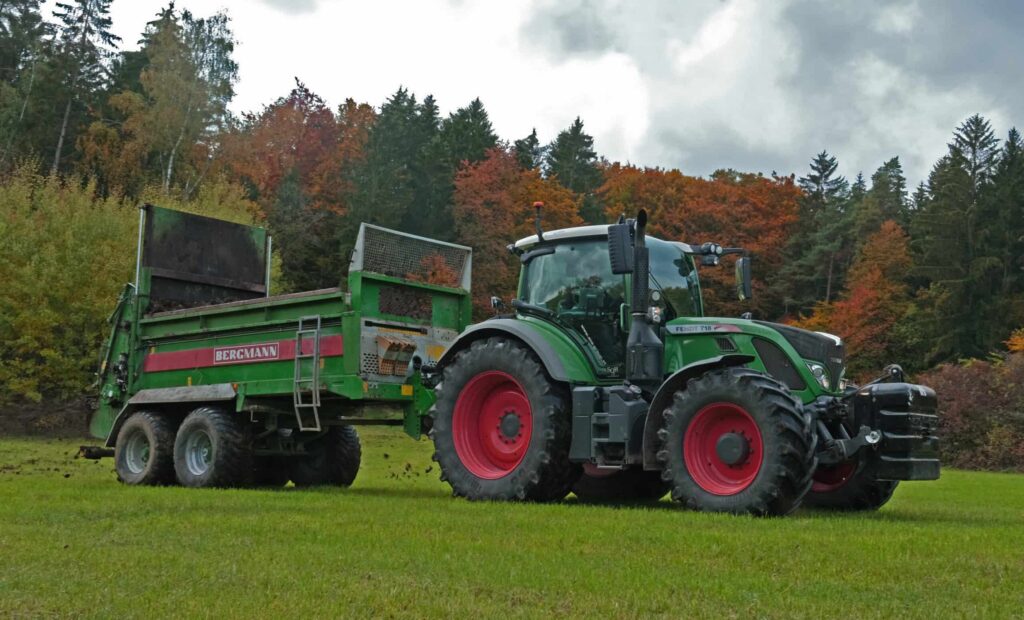 Transportabeiten mit schwerem Gerät in grüner Natur