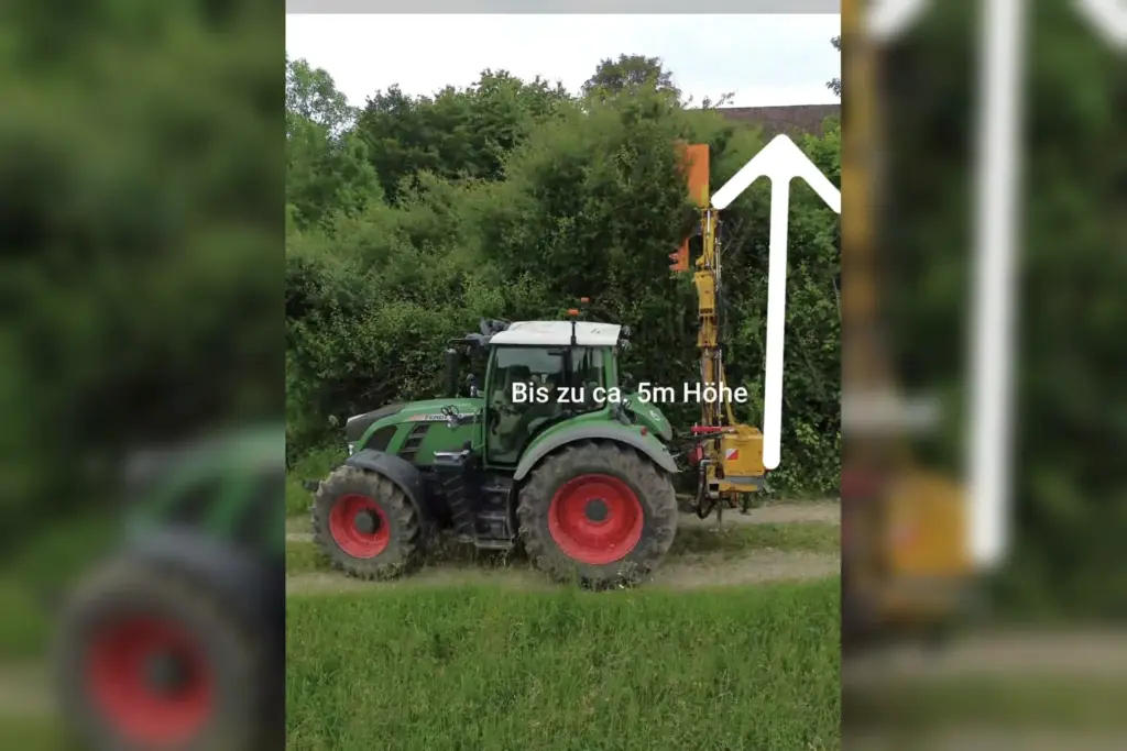 Traktor mit Ausleger beim Freischneiden des Lichtraumprofils bis circa fünf Meter Höhe