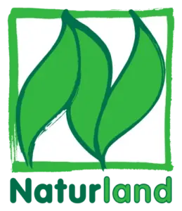 Das Logo von Naturland mit den ikonischen drei grünen Blättern vor weißem Hintergrund und dem grünen Schriftzug Naturland
