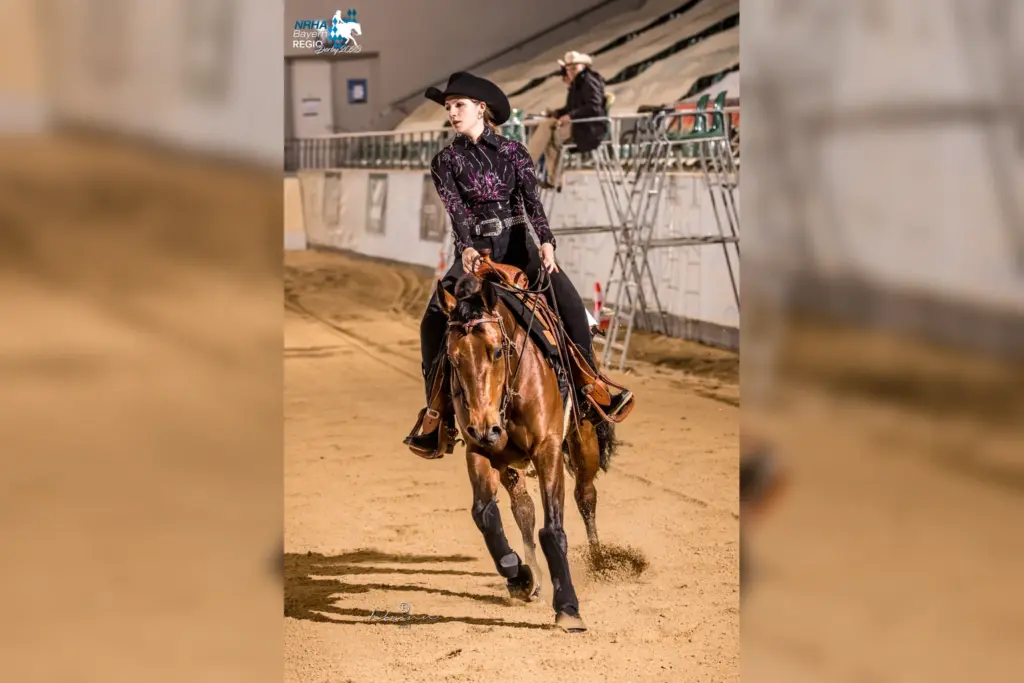 Lynn Pine Treasure mit Reiterin in einer Westernreit-Szene in der Halle