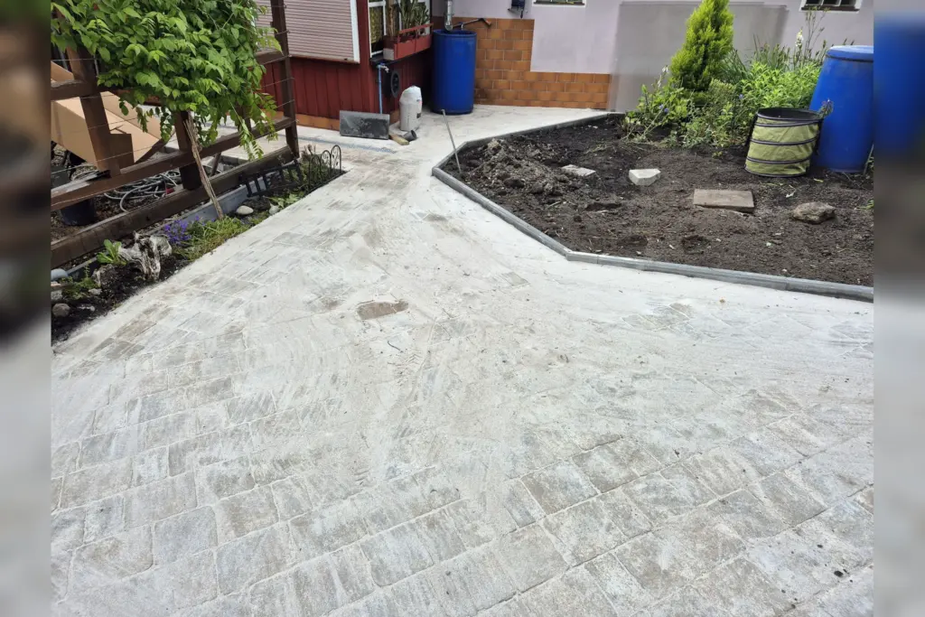 Neu gepflasterte Gartenfläche mit geschwungenem Verlauf