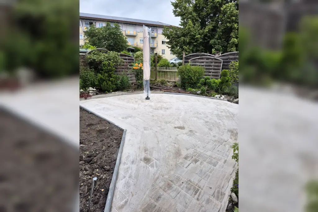 Große gepflasterte Fläche im Garten mit runder Aussparung