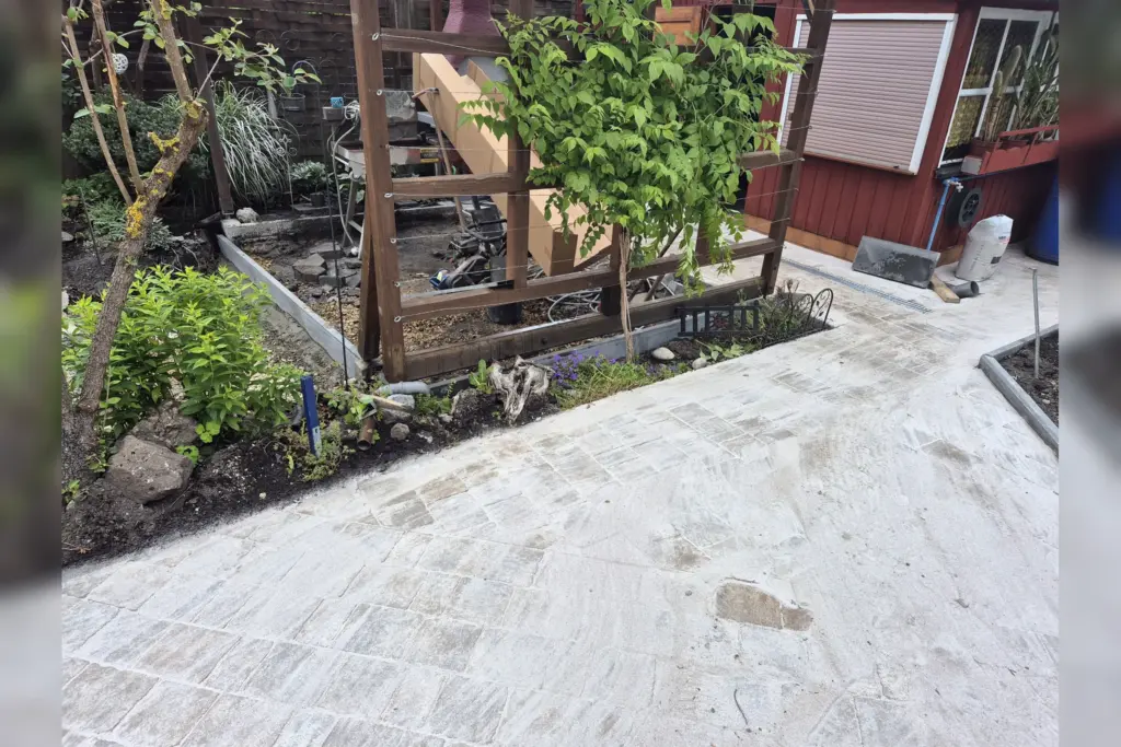 Detailansicht einer neu gepflasterten Gartenfläche