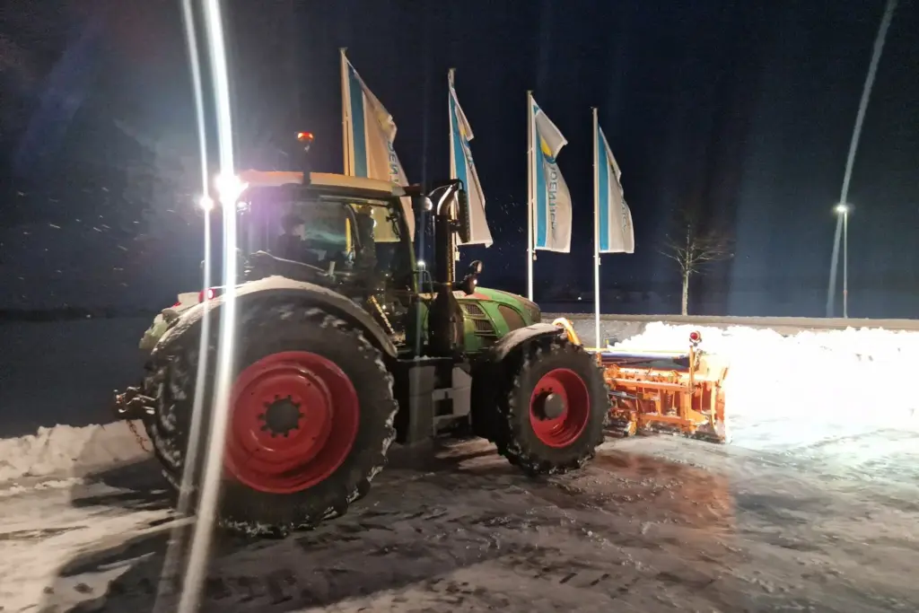 Ein Traktor im Einsatz für den Winterdienst